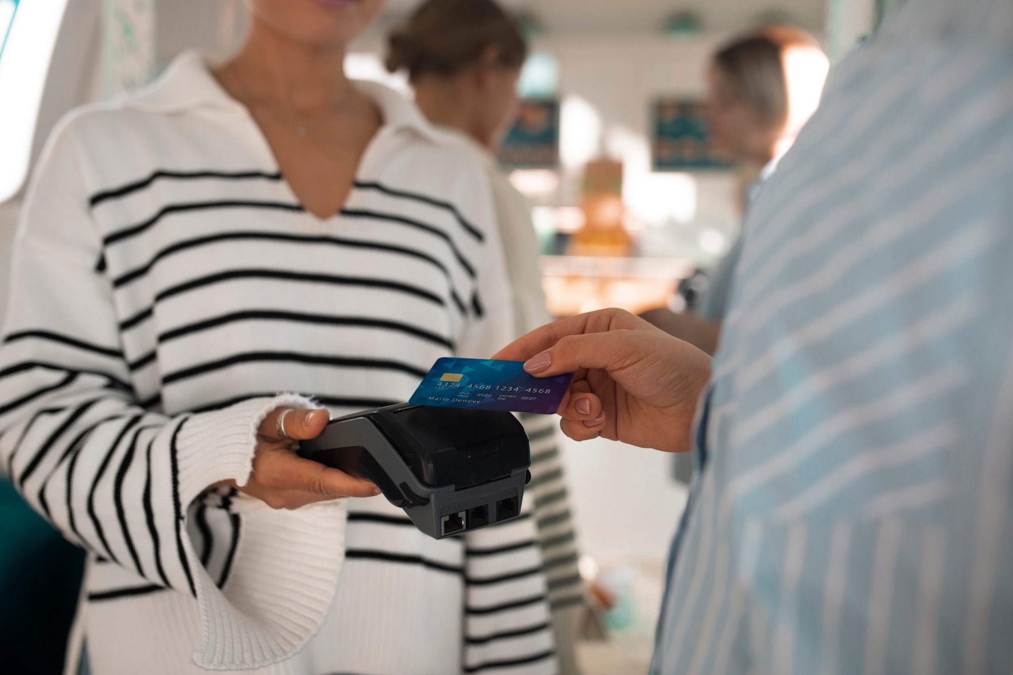 person-paying-with-nfc-technology-restaurant (1)